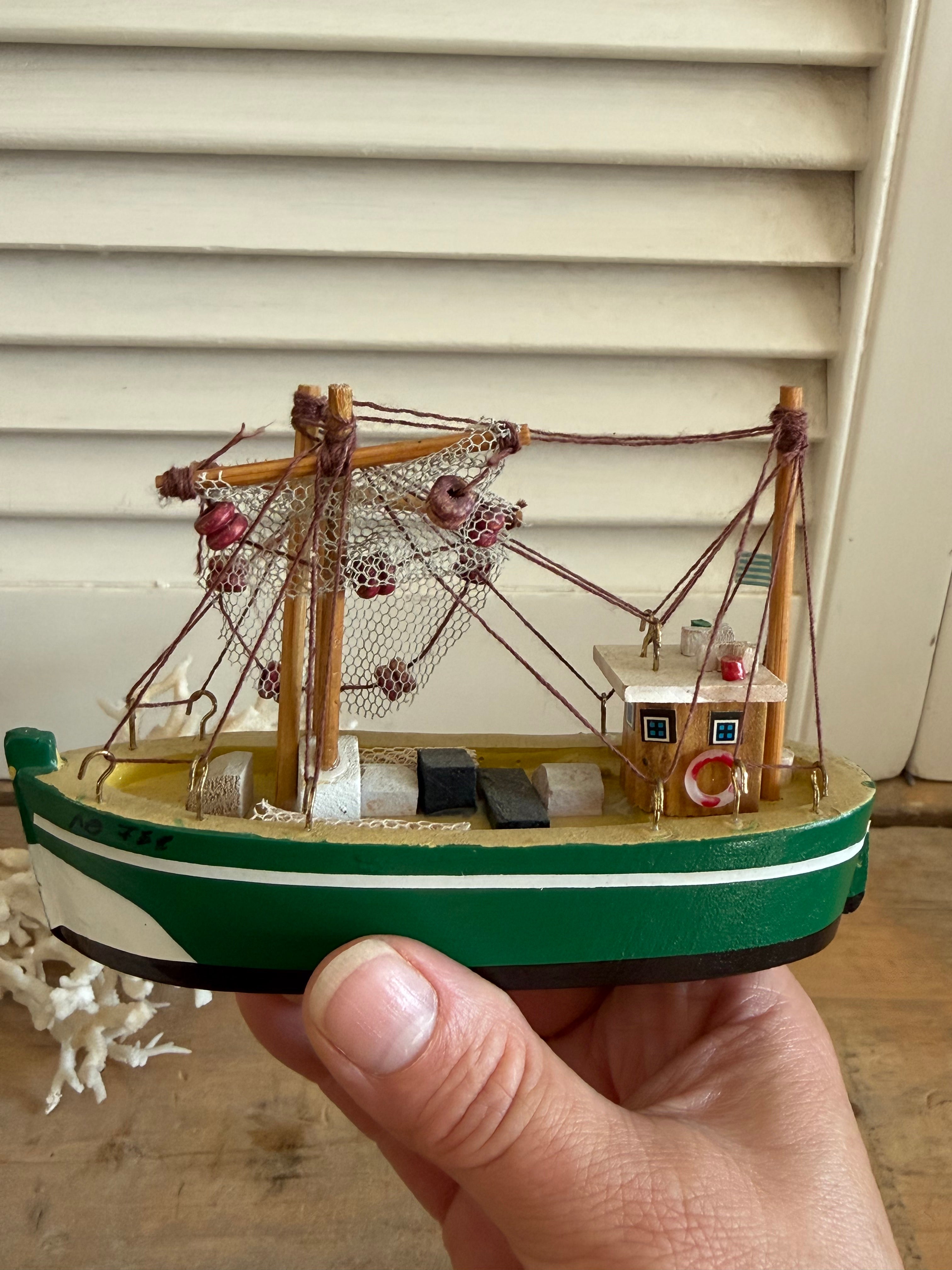 Groen wit vintage vissersbootje