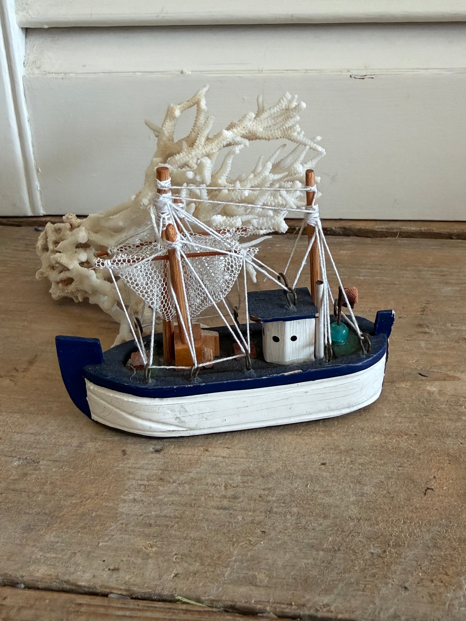 Blauw wit miniatuur vissersbootje