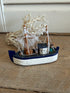 Blauw wit miniatuur vissersbootje