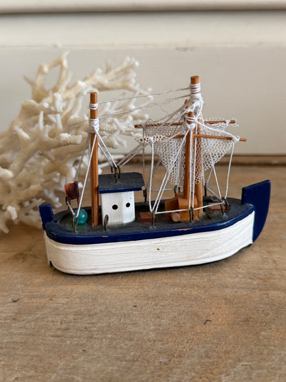 Blauw wit miniatuur vissersbootje