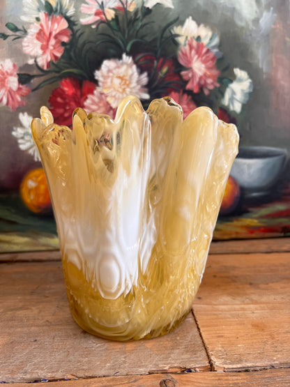 Honingkleurige vaas van bohemia glas
