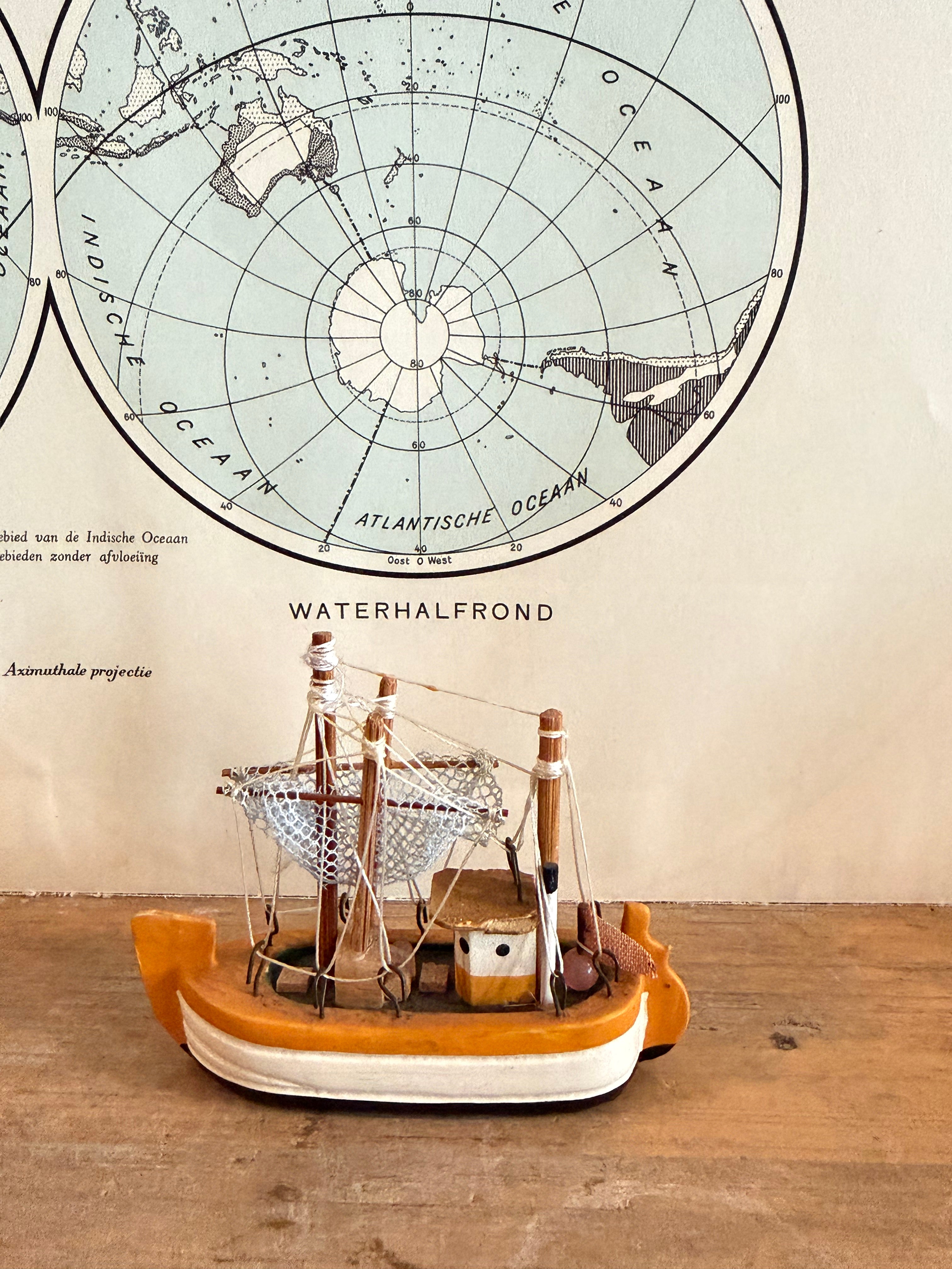 Geel - wit vintage vissersbootje 