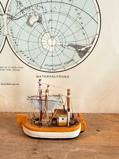 Geel - wit vintage vissersbootje 