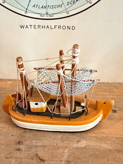 Geel - wit vintage vissersbootje 