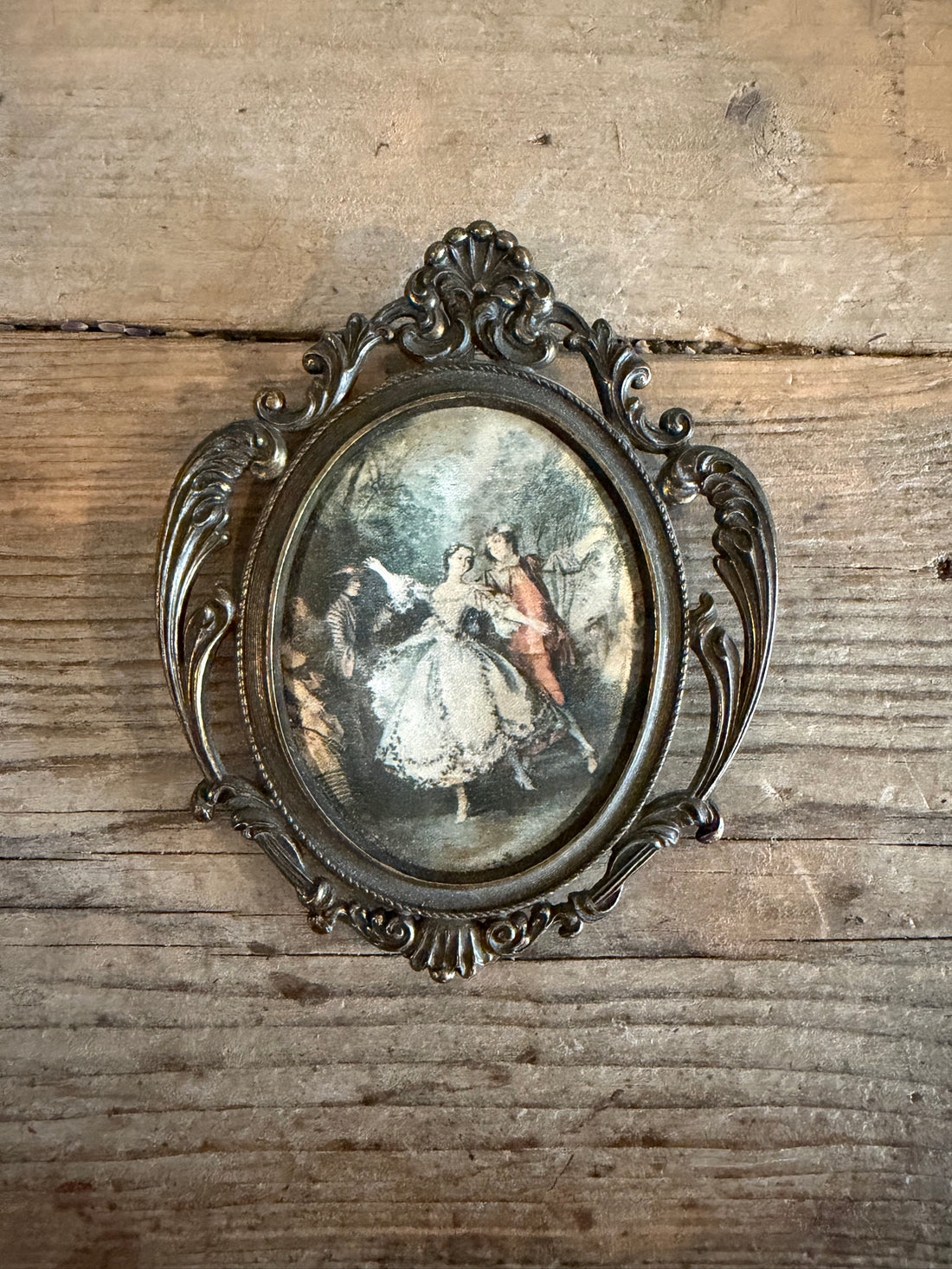 Romantisch ovaal lijstje met Fragonard afbeelding op zijde