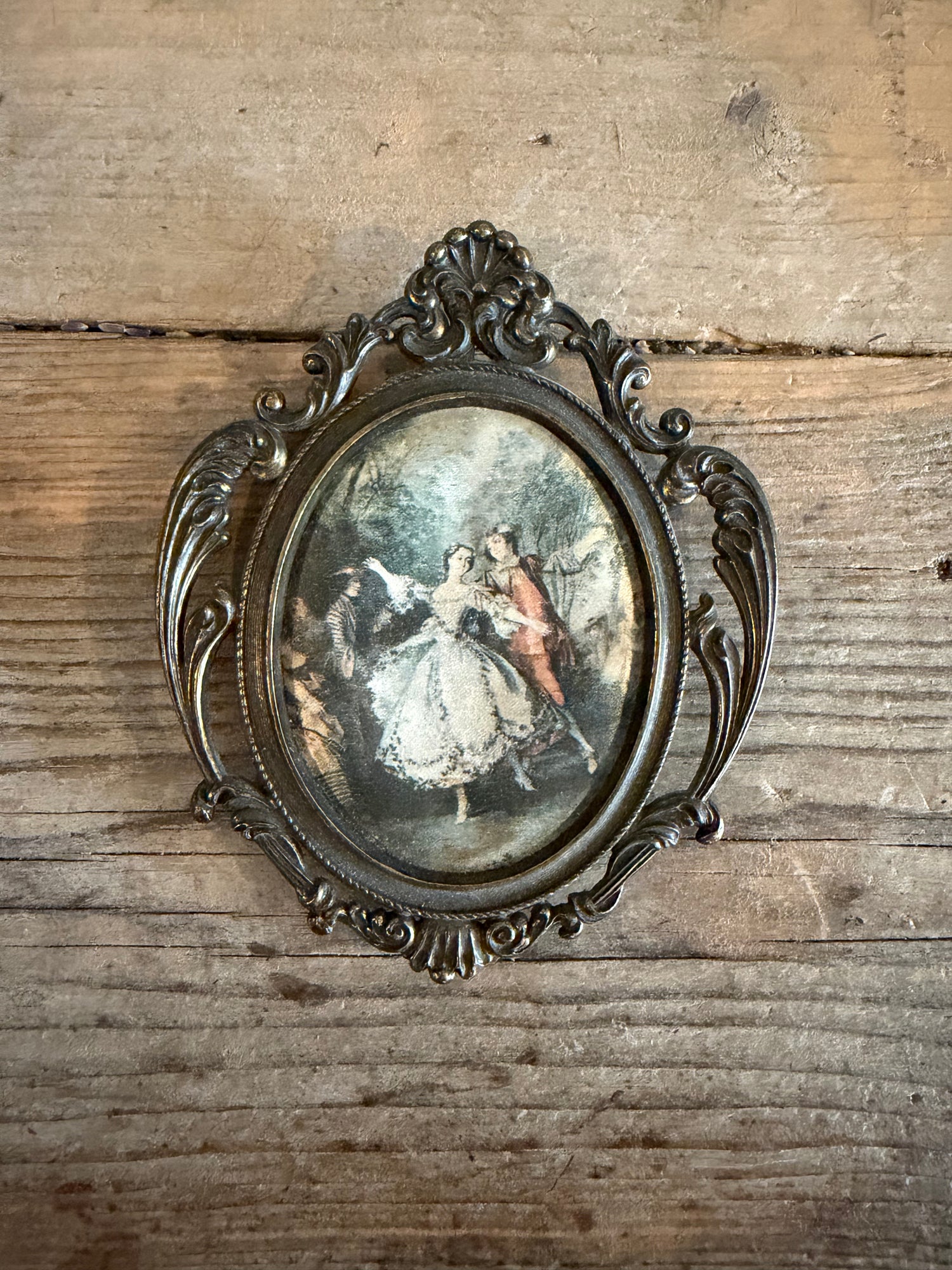 Romantisch ovaal lijstje met Fragonard afbeelding op zijde