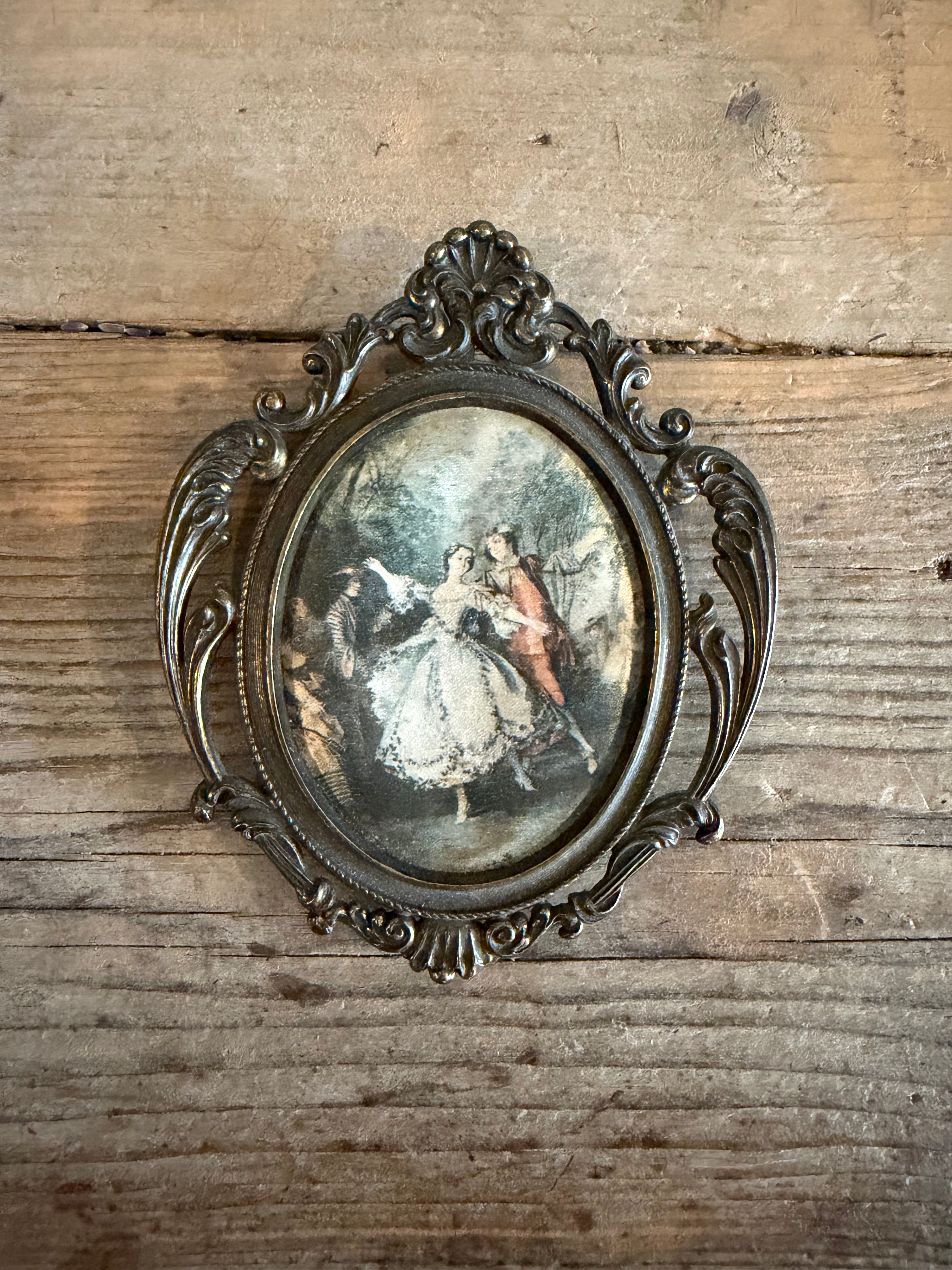 Romantisch ovaal lijstje met Fragonard afbeelding op zijde