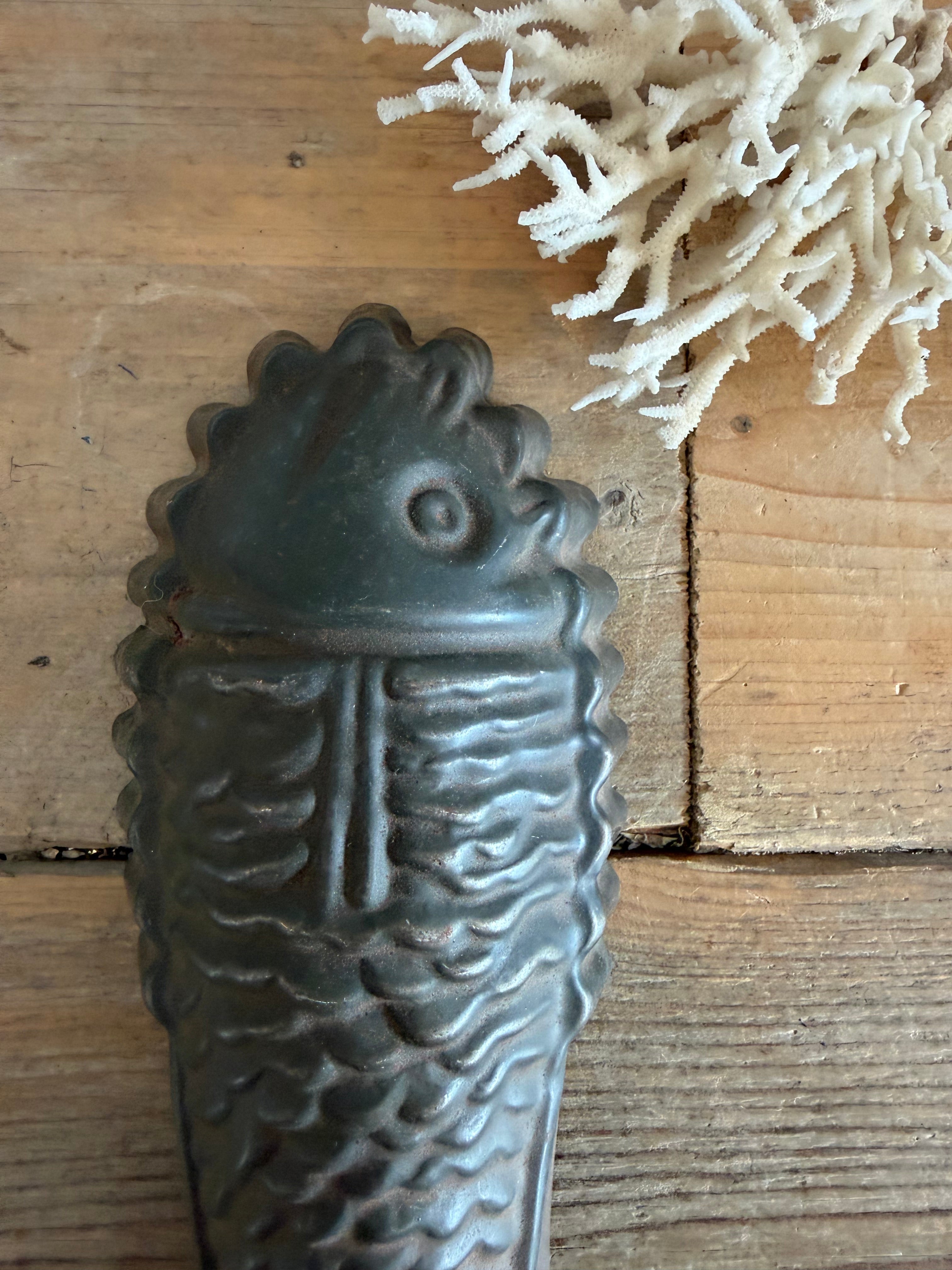 vintage visvorm, metalen bakvorm, brocante keukenaccessoire, landelijke keukendecoratie, Franse brocante, vintage keuken