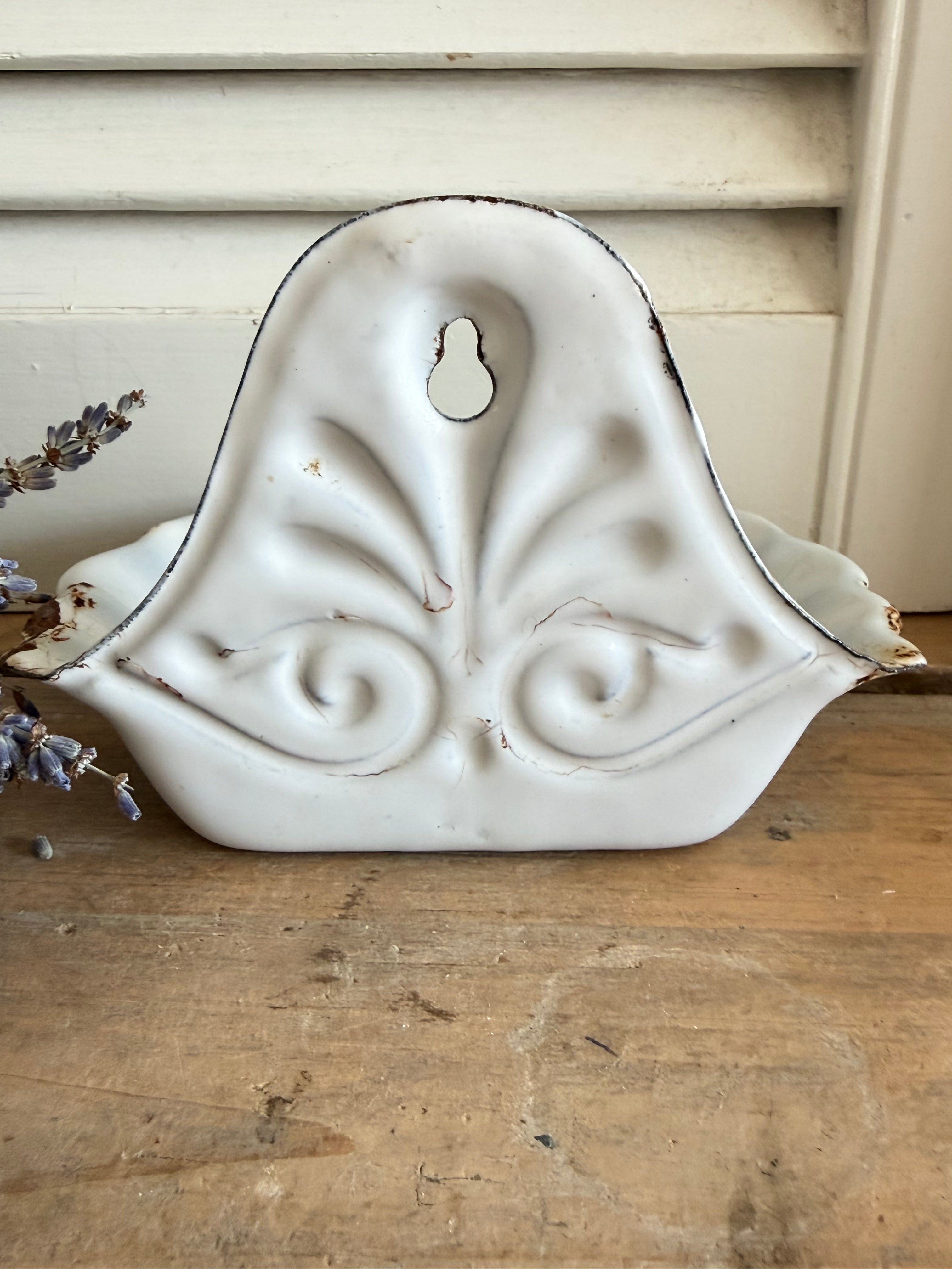 Vintage geemailleerd wandbakje - landelijk keukenaccessoire