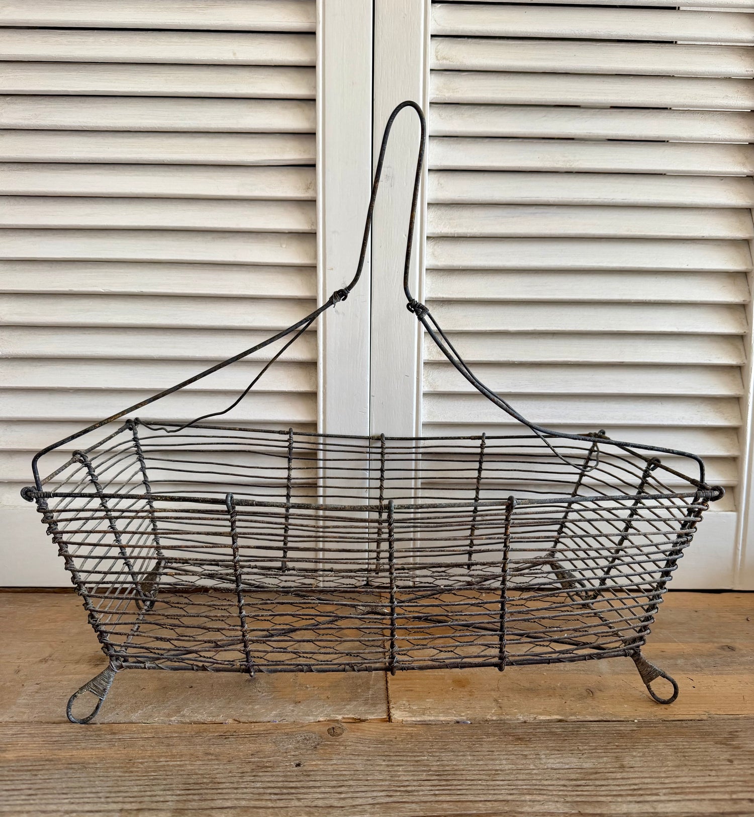 fil de fer mand, Franse draadijzeren hangmand, landelijke woondecoratie, vintage draadmand, Sofia&