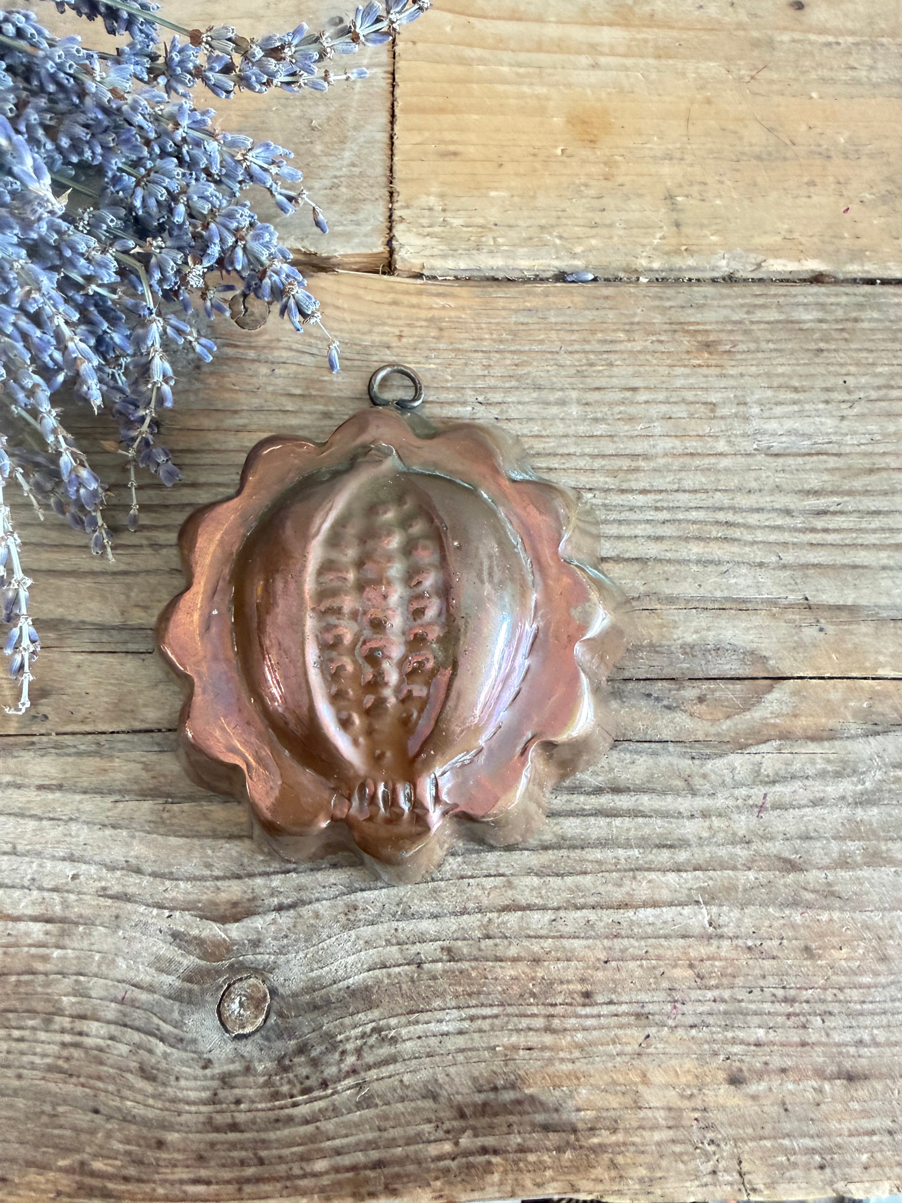 Vintage koperen bakvorm, koperen puddingvorm, cacaoboon bakvorm, brocante keuken, Franse landelijke keuken, vintage keukendecoratie, Sofia&
