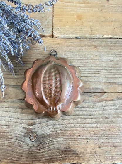 Vintage koperen bakvorm, koperen puddingvorm, cacaoboon bakvorm, brocante keuken, Franse landelijke keuken, vintage keukendecoratie, Sofia&