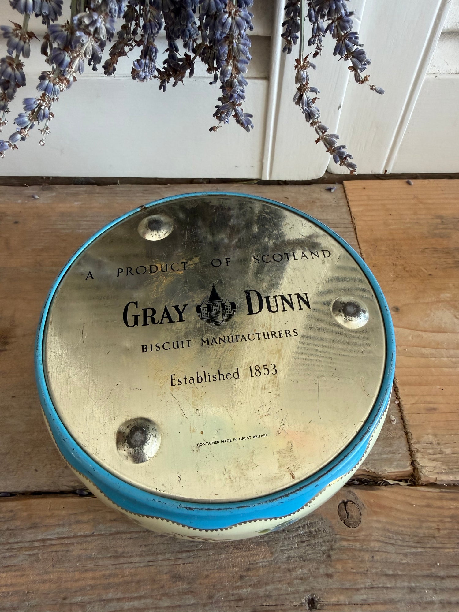 Vintage Gray Dunn biscuitblik, Schots koekblik, vintage opbergblik, bloemenblik, romantische keuken, romantische styling, Frans landelijk interieur, Côte d&