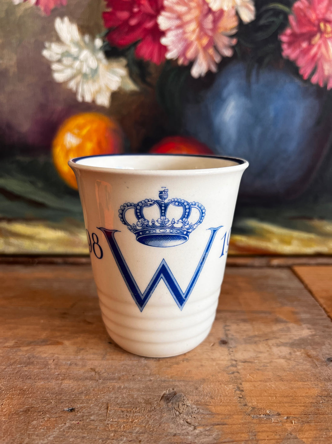 &amp;nbsp;gedenkbeker Wilhelmina 1938, aardewerk gedenkbeker, vintage gedenkbeker Nederland, historisch collectorsitem, Wilhelmina memorabilia, keramische gedenkbeker, Nederlandse historie souvenir, antiek aardewerk
