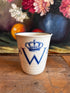 &nbsp;gedenkbeker Wilhelmina 1938, aardewerk gedenkbeker, vintage gedenkbeker Nederland, historisch collectorsitem, Wilhelmina memorabilia, keramische gedenkbeker, Nederlandse historie souvenir, antiek aardewerk