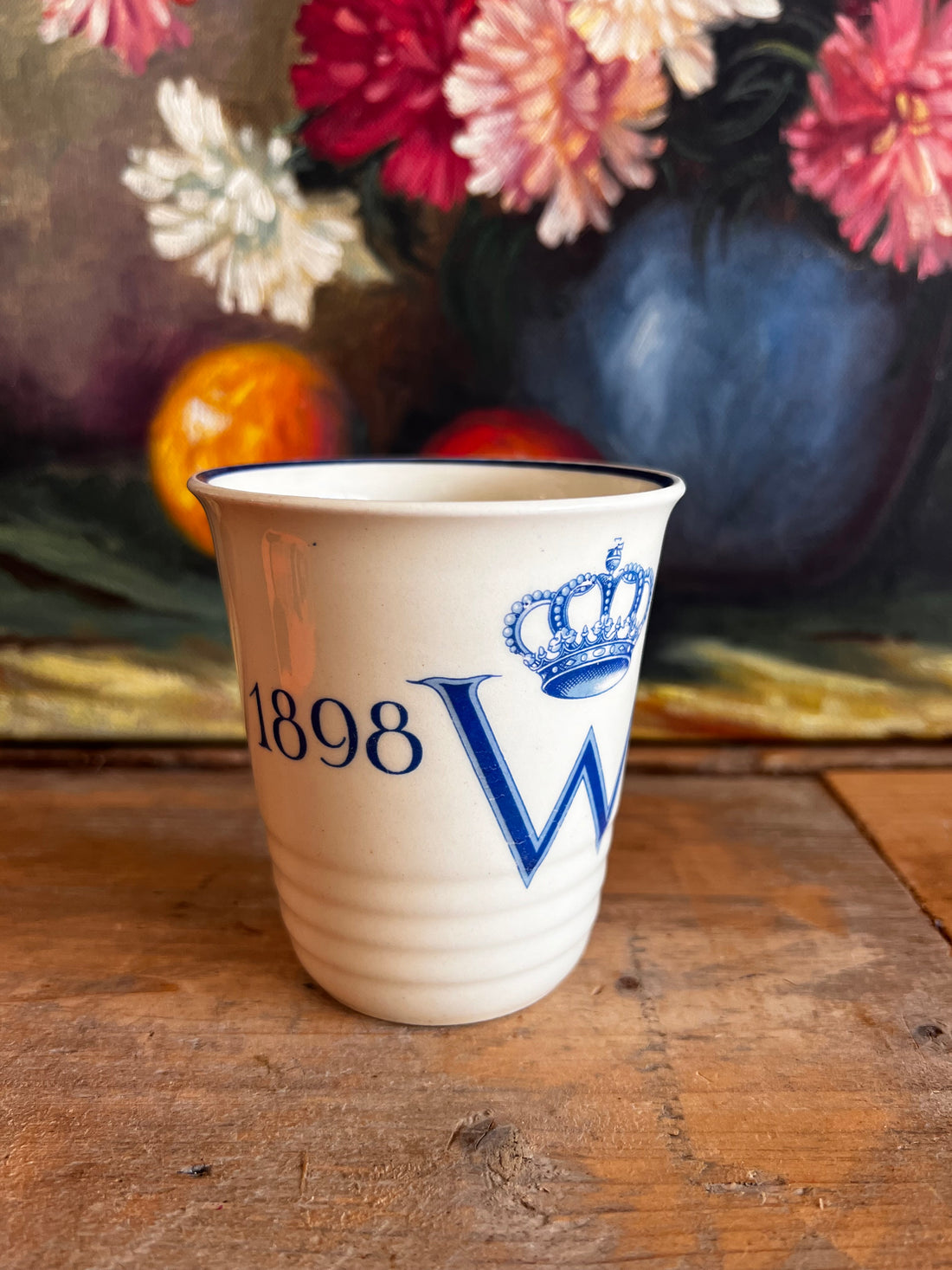 &amp;nbsp;gedenkbeker Wilhelmina 1938, aardewerk gedenkbeker, vintage gedenkbeker Nederland, historisch collectorsitem, Wilhelmina memorabilia, keramische gedenkbeker, Nederlandse historie souvenir, antiek aardewerk