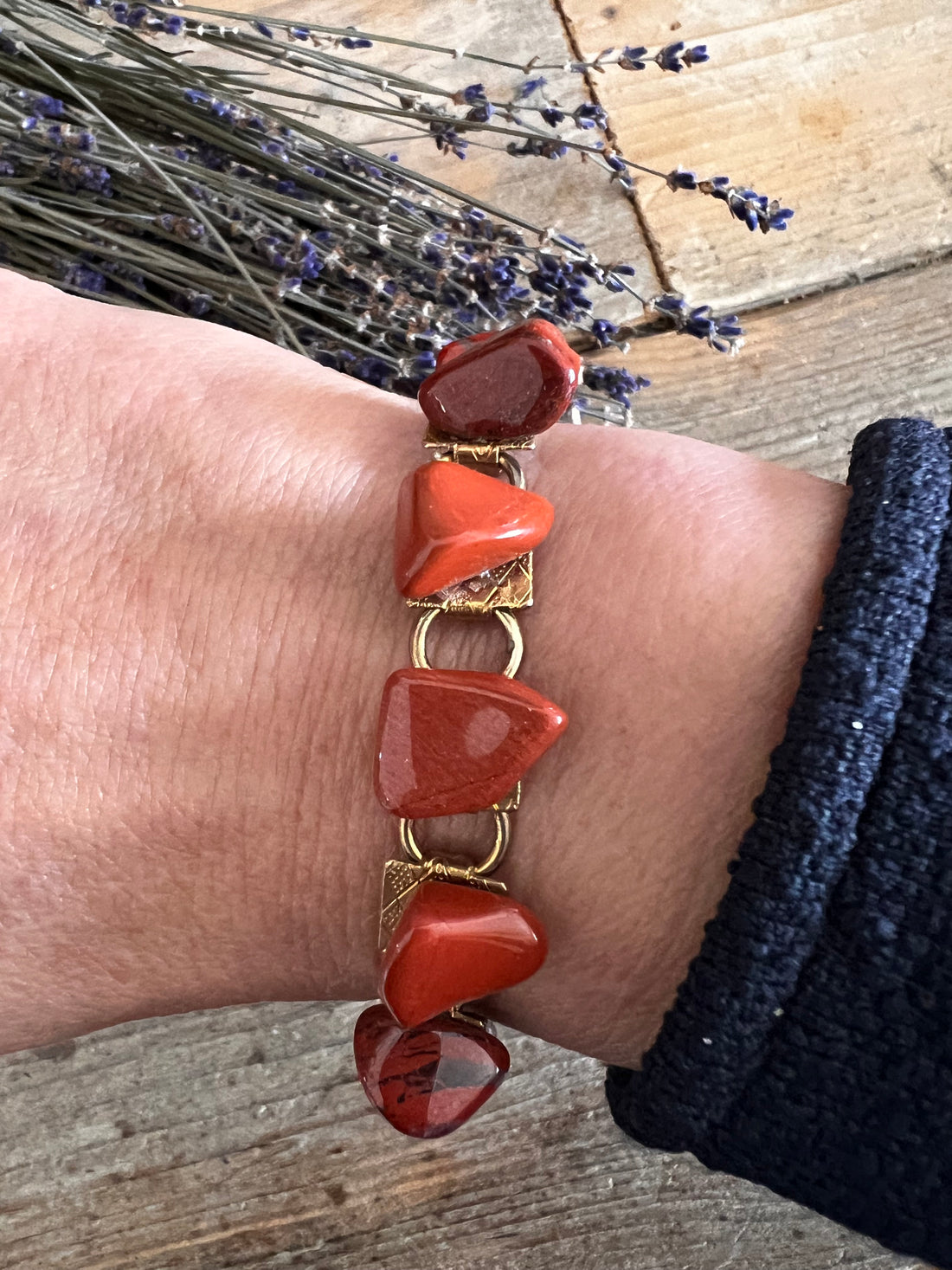 vintage armband rode jaspis, edelsteen armband vintage, rode jaspis werking, spirituele sieraden rode jaspis, beschermende edelsteen armband, unieke vintage sieraden, edelsteen sieraden met betekenis.