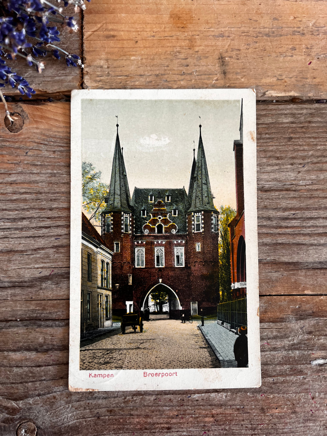 vintage ansichtkaart Broederpoort Kampen, oude ansichtkaart Kampen, historische kaart Broederpoort, Kampen Hanzestad ansichtkaart, nostalgische ansichtkaart Nederland, vintage stadszicht Kampen, ansichtkaart middeleeuwse poort