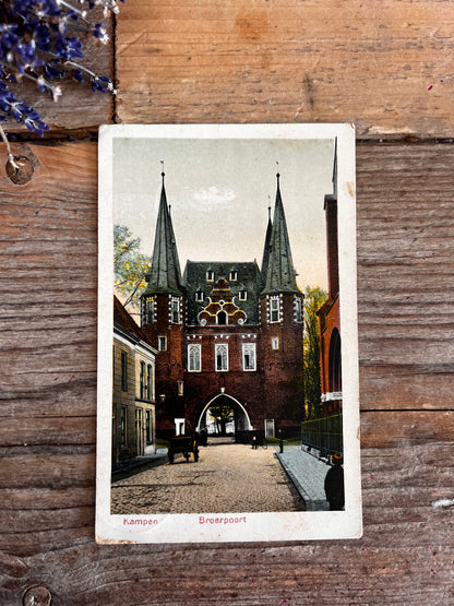 vintage ansichtkaart Broederpoort Kampen, oude ansichtkaart Kampen, historische kaart Broederpoort, Kampen Hanzestad ansichtkaart, nostalgische ansichtkaart Nederland, vintage stadszicht Kampen, ansichtkaart middeleeuwse poort