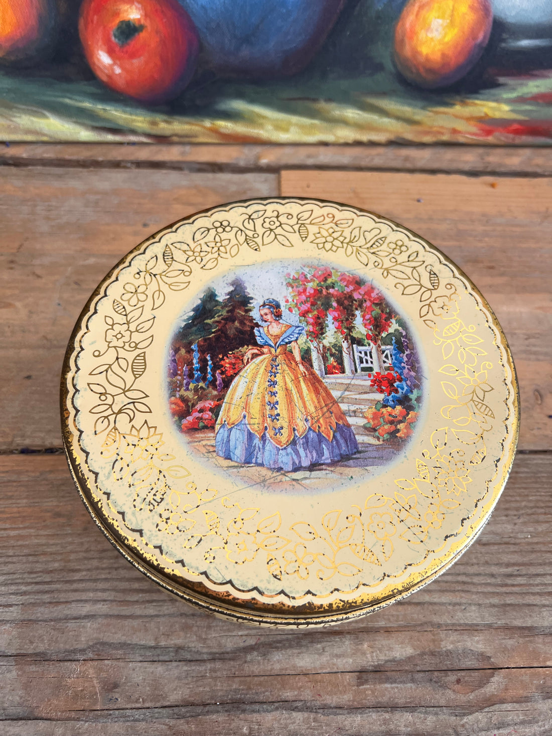 Vintage Geel Koekblik uit Engeland – Authentiek &amp; Charmant