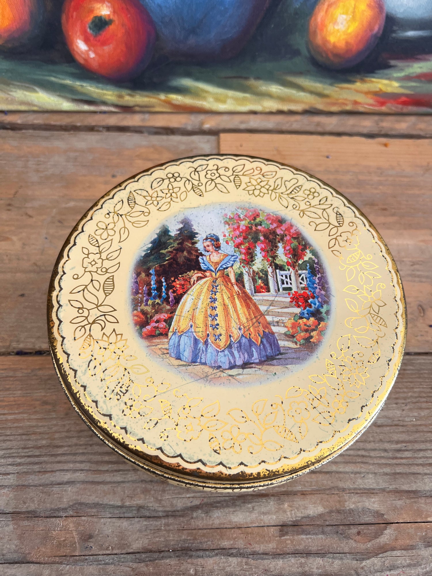 Vintage Geel Koekblik uit Engeland – Authentiek &amp; Charmant