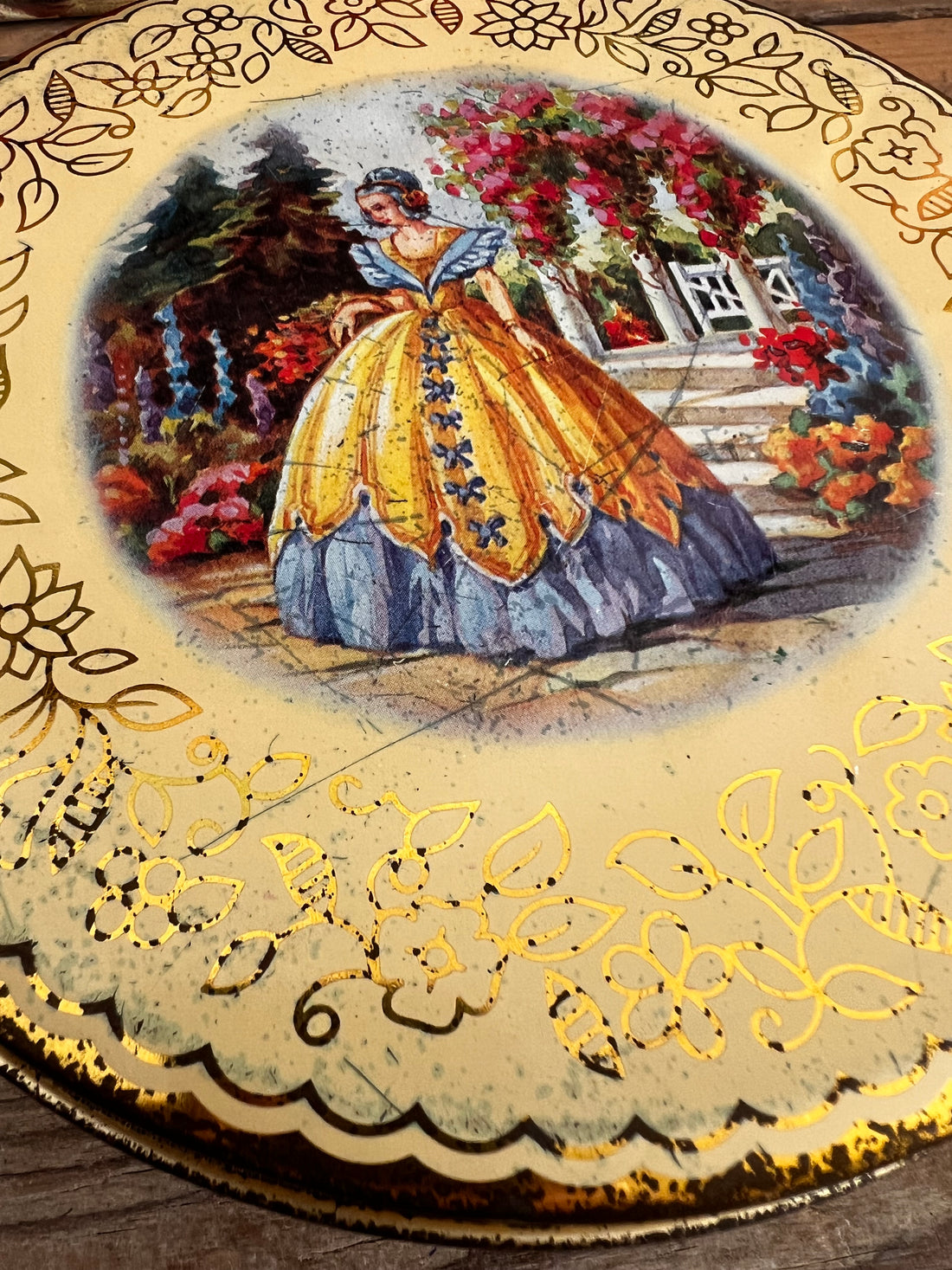 Vintage Geel Koekblik uit Engeland – Authentiek &amp; Charmant