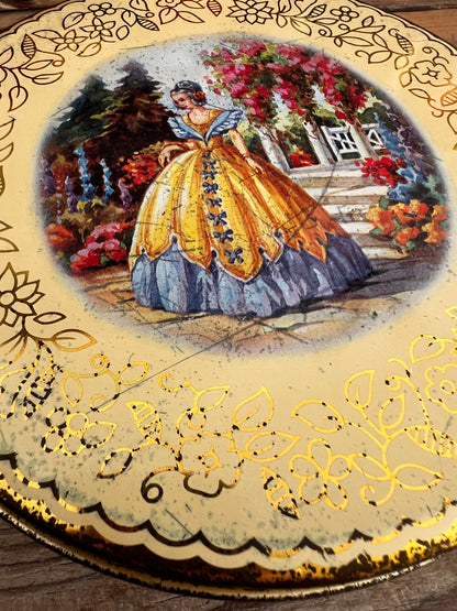 Vintage Geel Koekblik uit Engeland – Authentiek &amp; Charmant