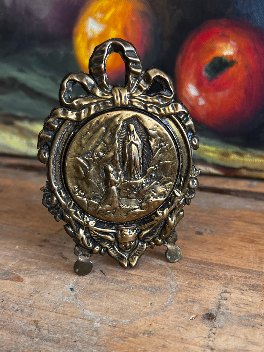 Lourdes plaquette, antieke plaquette messing, religieuze plaquette ovaal, vintage Lourdes souvenir, messing plaquette begin vorige eeuw, antiek Lourdes geschenk, religieuze wanddecoratie messing