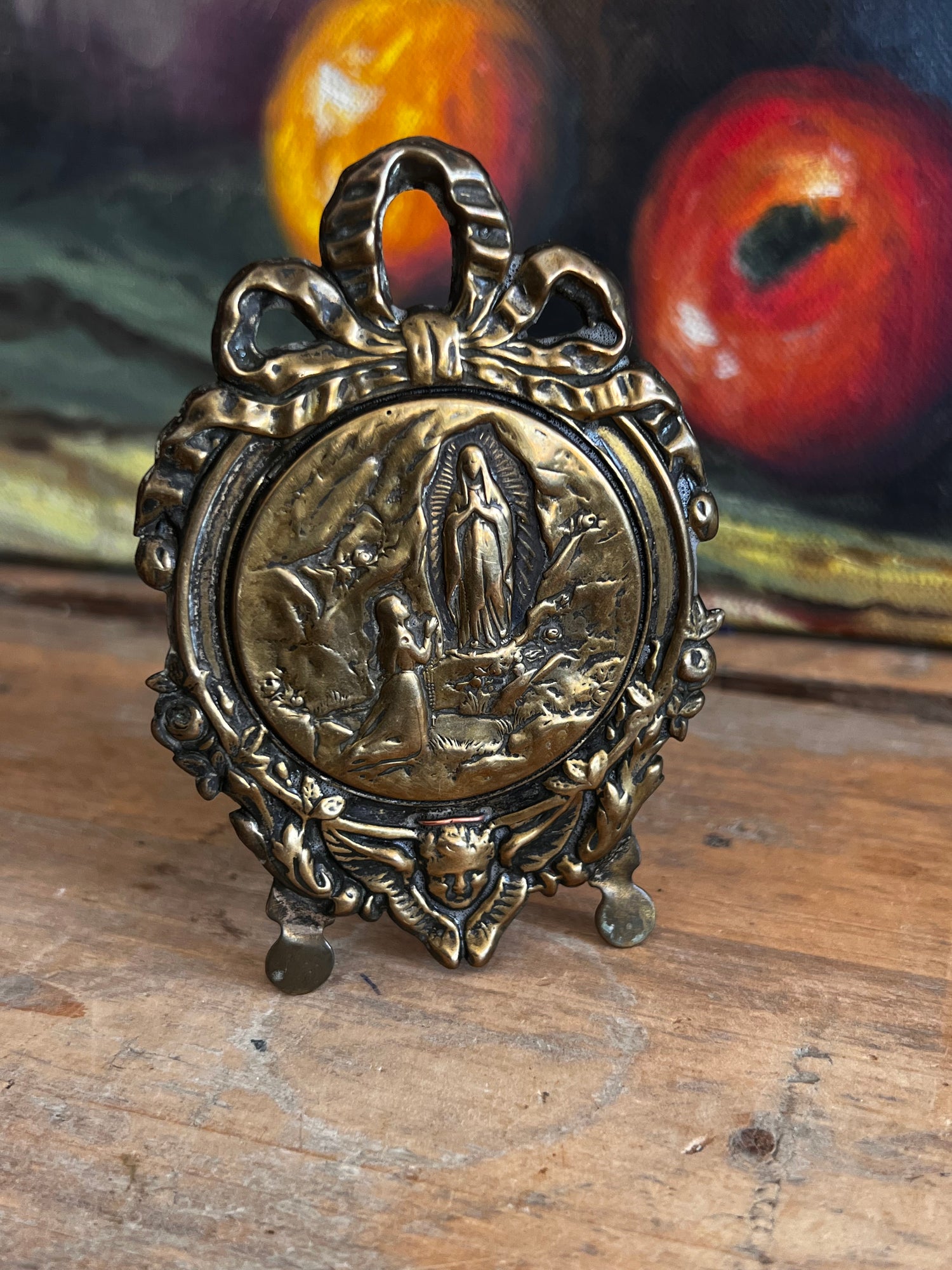 Lourdes plaquette, antieke plaquette messing, religieuze plaquette ovaal, vintage Lourdes souvenir, messing plaquette begin vorige eeuw, antiek Lourdes geschenk, religieuze wanddecoratie messing