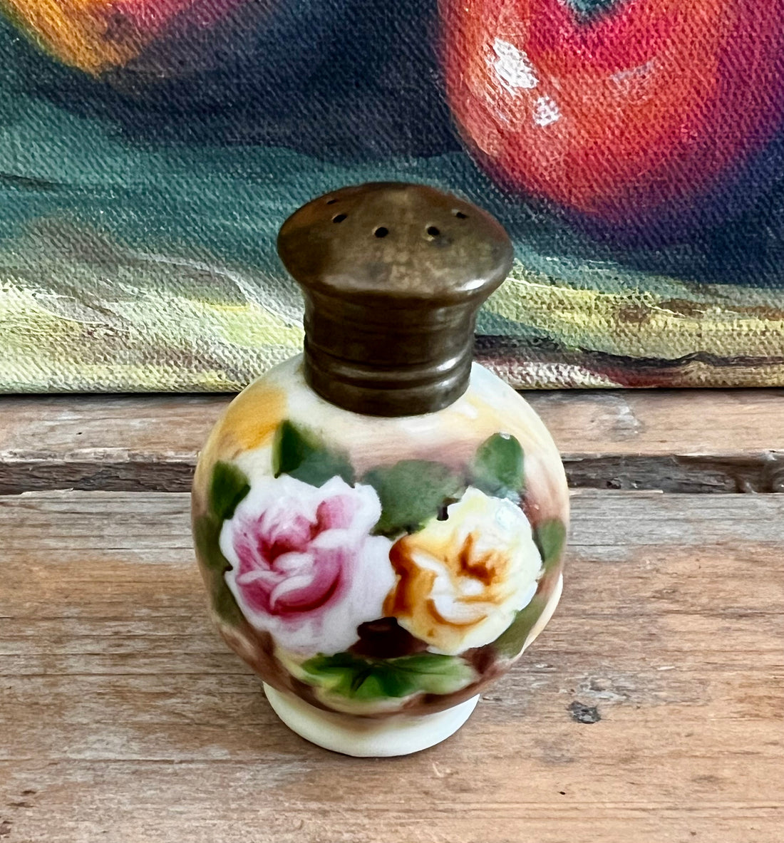 antiek zoutvaatje, zoutvaatje met rozen, messing schroefdop, vintage zoutvaatje, antiek servies, porseleinen zoutvaatje, collectorsitem zoutvaatje, retro keukendecoratie, romantisch servies