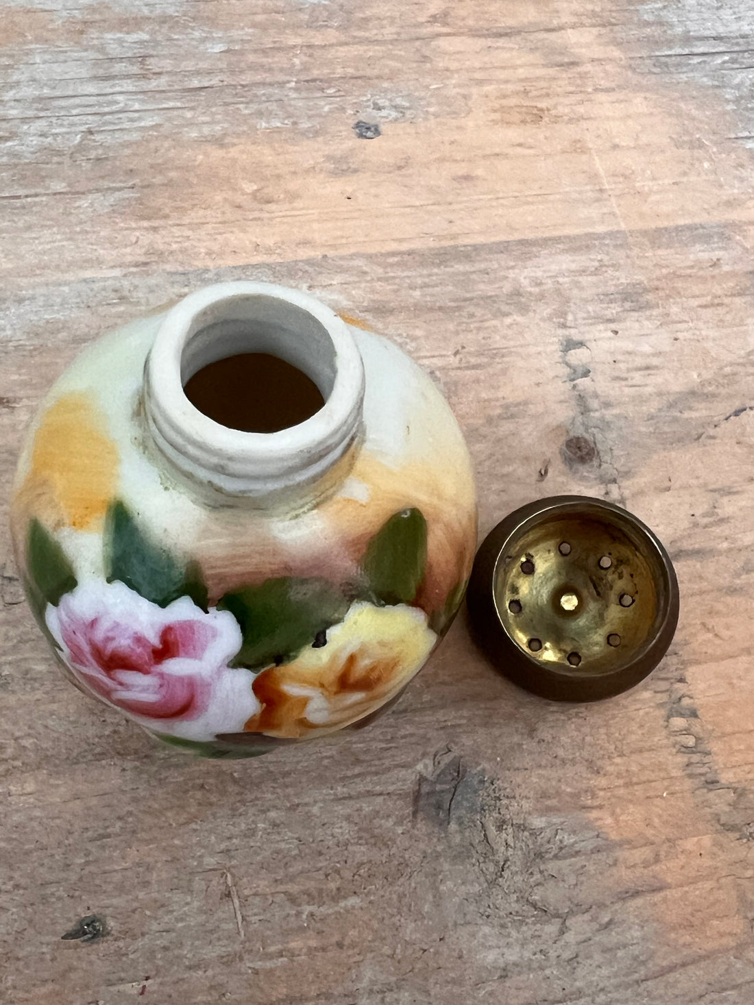 antiek zoutvaatje, zoutvaatje met rozen, messing schroefdop, vintage zoutvaatje, antiek servies, porseleinen zoutvaatje, collectorsitem zoutvaatje, retro keukendecoratie, romantisch servies