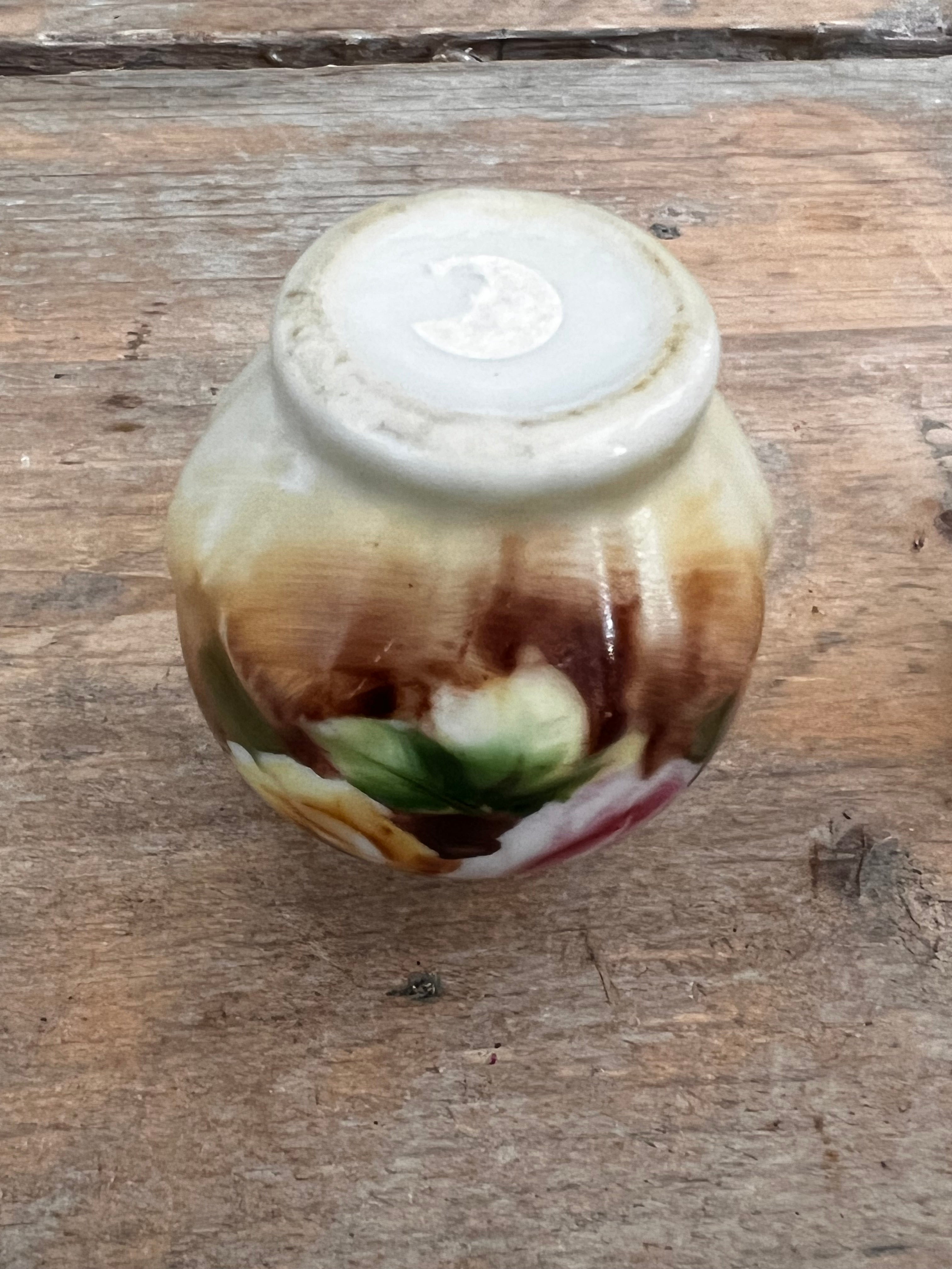 antiek zoutvaatje, zoutvaatje met rozen, messing schroefdop, vintage zoutvaatje, antiek servies, porseleinen zoutvaatje, collectorsitem zoutvaatje, retro keukendecoratie, romantisch servies