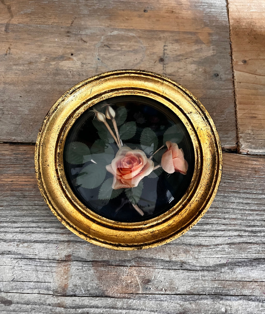 vintage lijstje, houten fotolijst, bolglas lijstje, lijstje met roosjes, goudkleurige lijst, romantisch fotolijst, retro lijstje, nostalgische woondecoratie