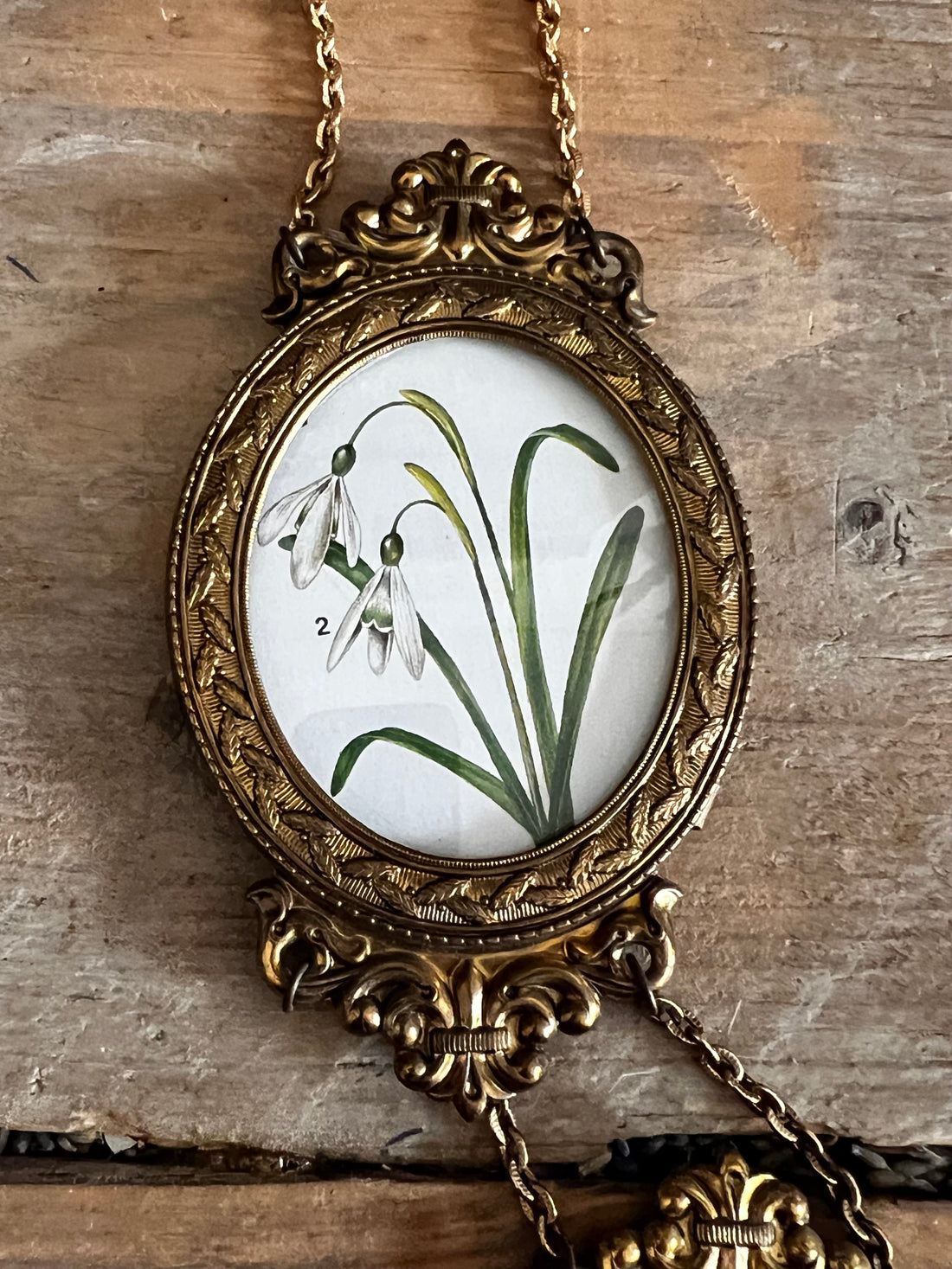 &amp;nbsp;goudkleurige kettinglijstjes, vintage fotolijstjes jaren 70, ovale fotolijsten aan elkaar, retro wanddecoratie, kettinglijst voor foto’s, jaren 80 fotolijstjes, vintage fotopresentatie, decoratieve fotolijstjes