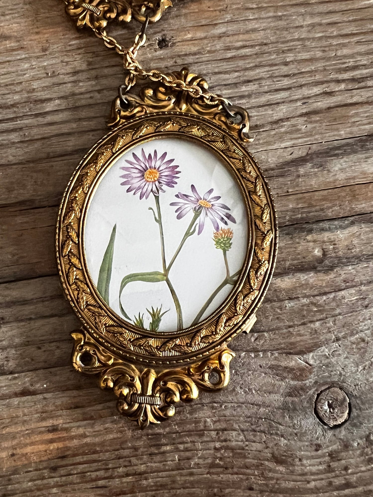 &amp;nbsp;goudkleurige kettinglijstjes, vintage fotolijstjes jaren 70, ovale fotolijsten aan elkaar, retro wanddecoratie, kettinglijst voor foto’s, jaren 80 fotolijstjes, vintage fotopresentatie, decoratieve fotolijstjes