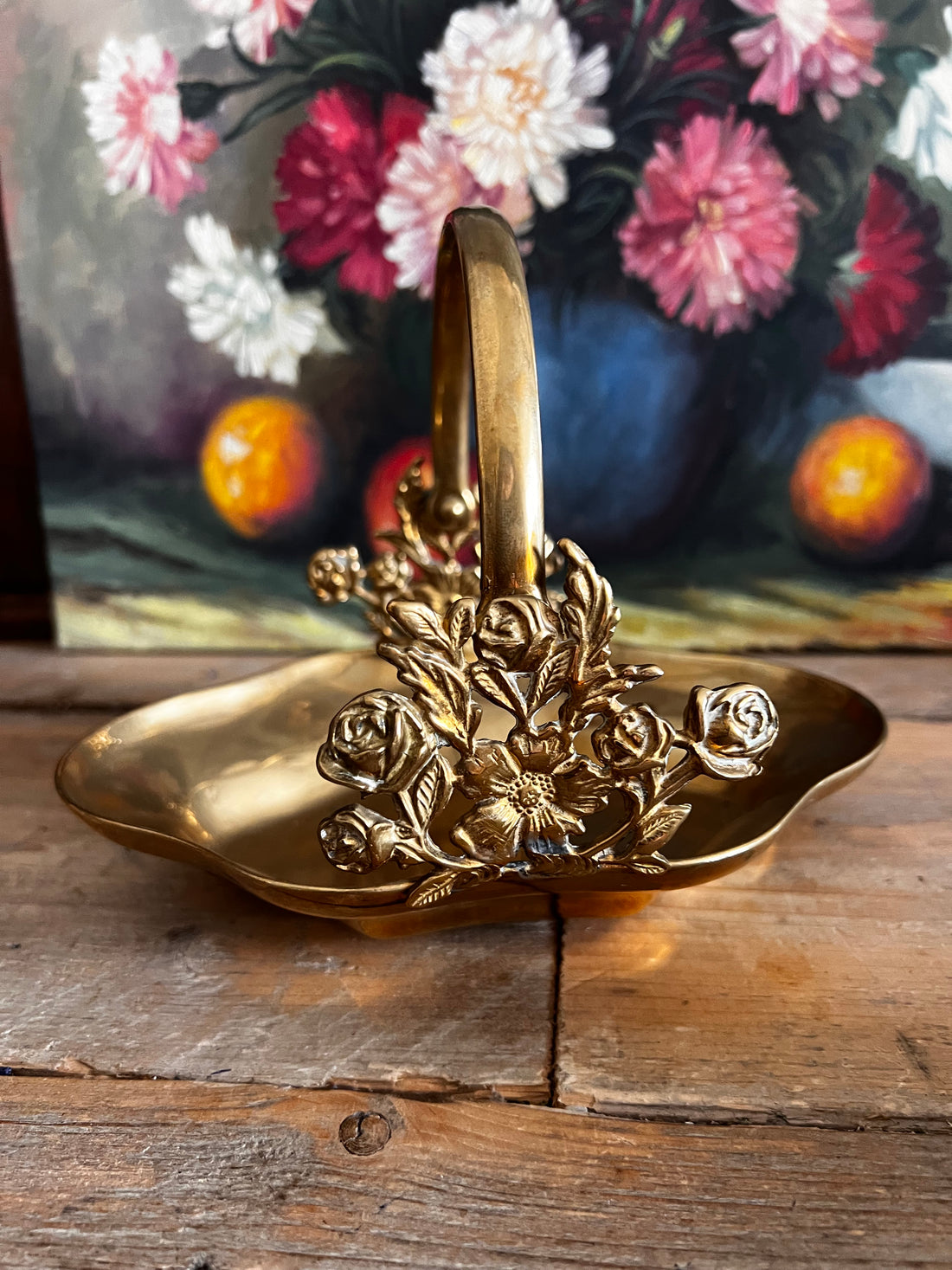 Mandje van messing met rozenornament