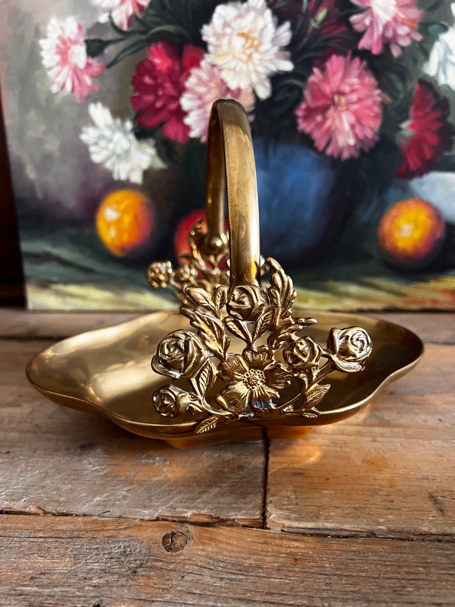 Mandje van messing met rozenornament