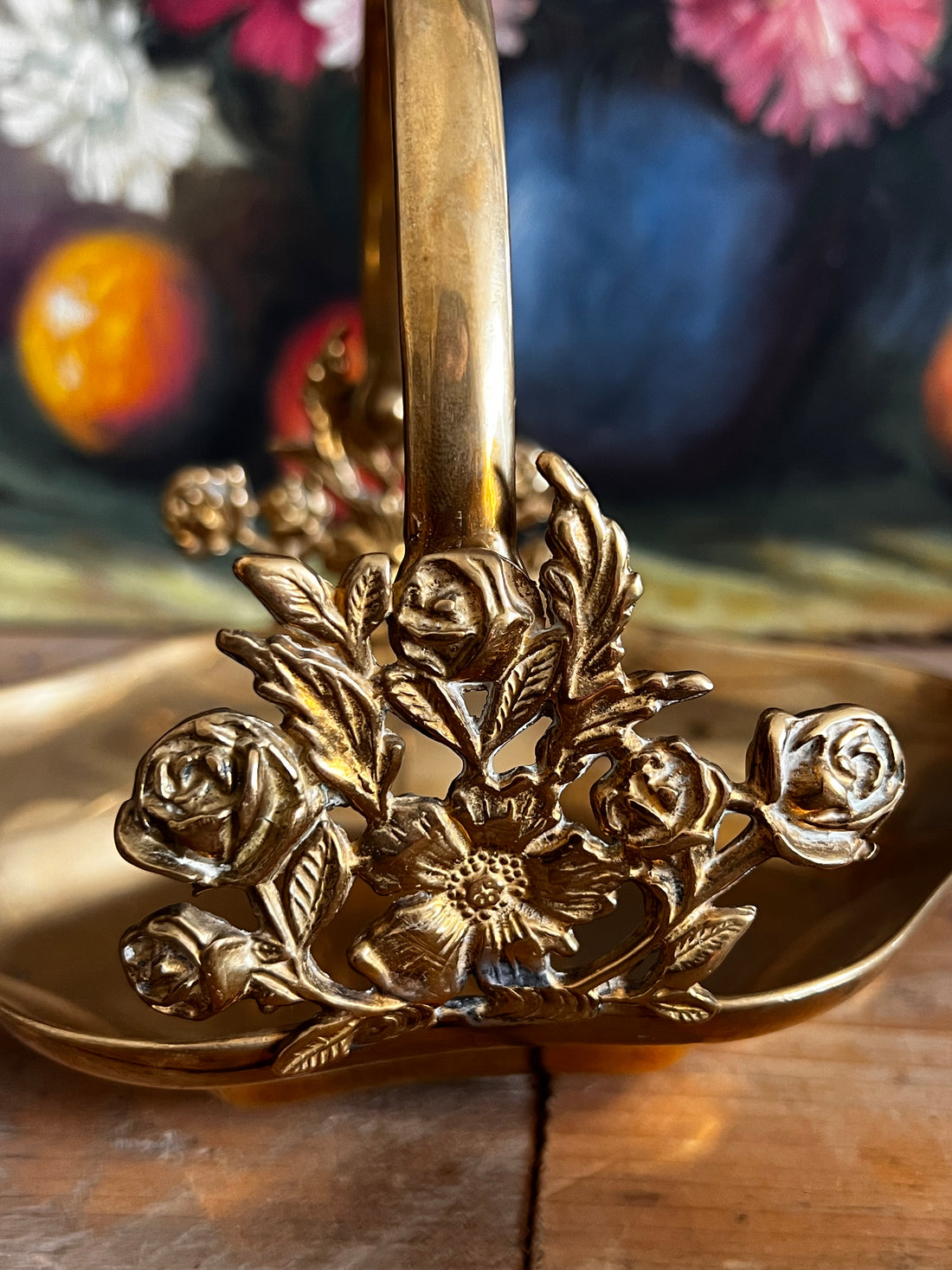Mandje van messing met rozenornament