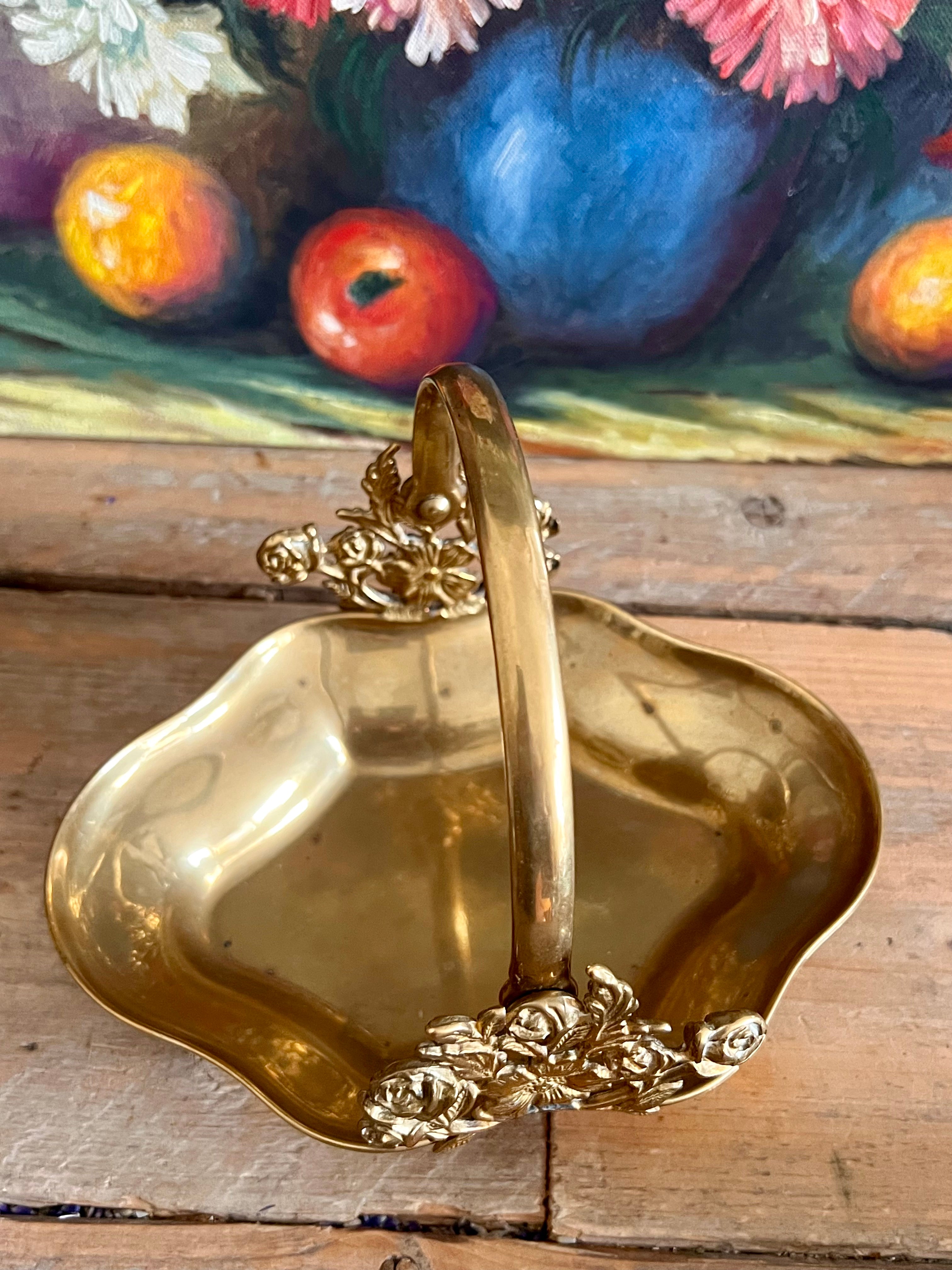 Mandje van messing met rozenornament