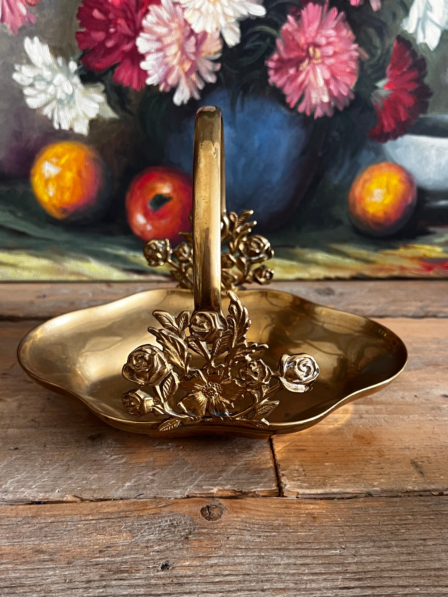 Mandje van messing met rozenornament