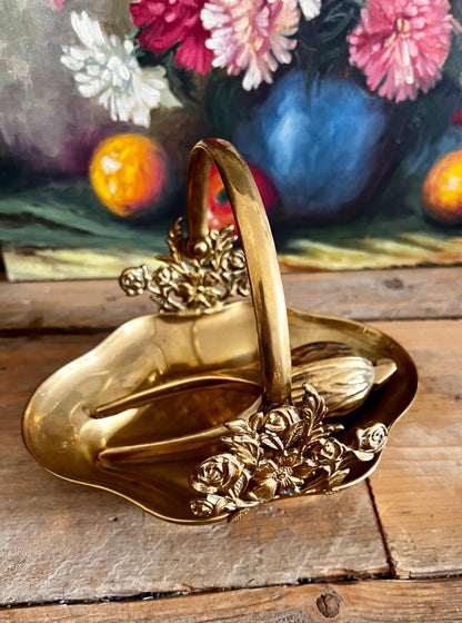 Mandje van messing met rozenornament