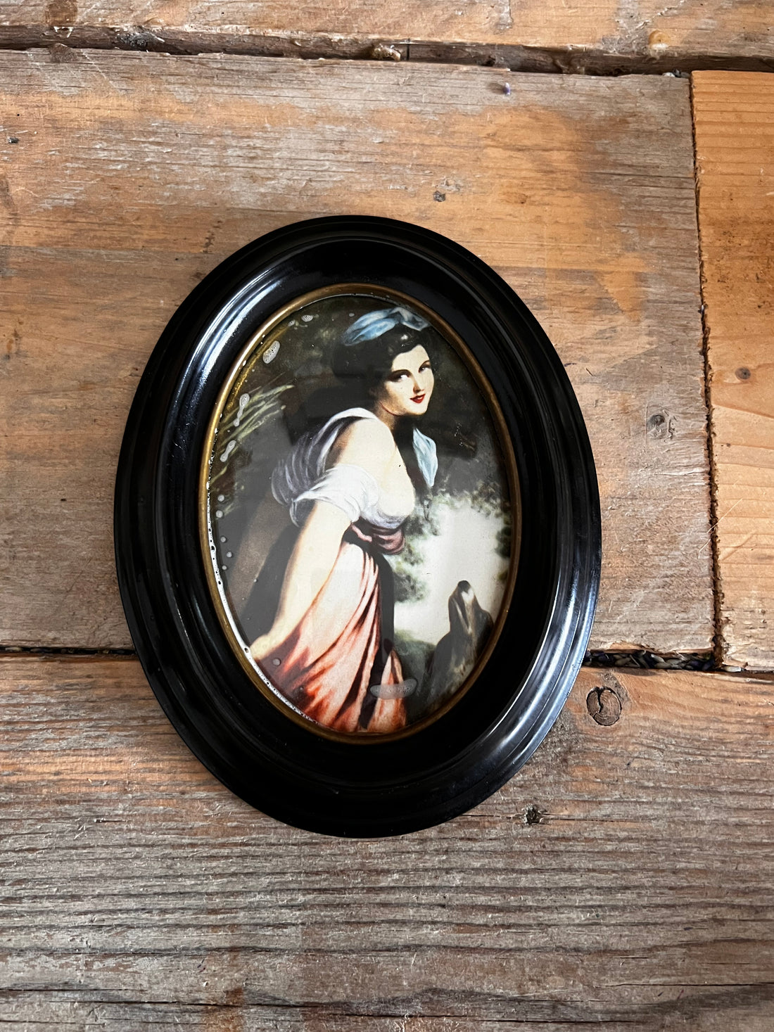 Ovaal lijstje zwarte omlijsting portret dame