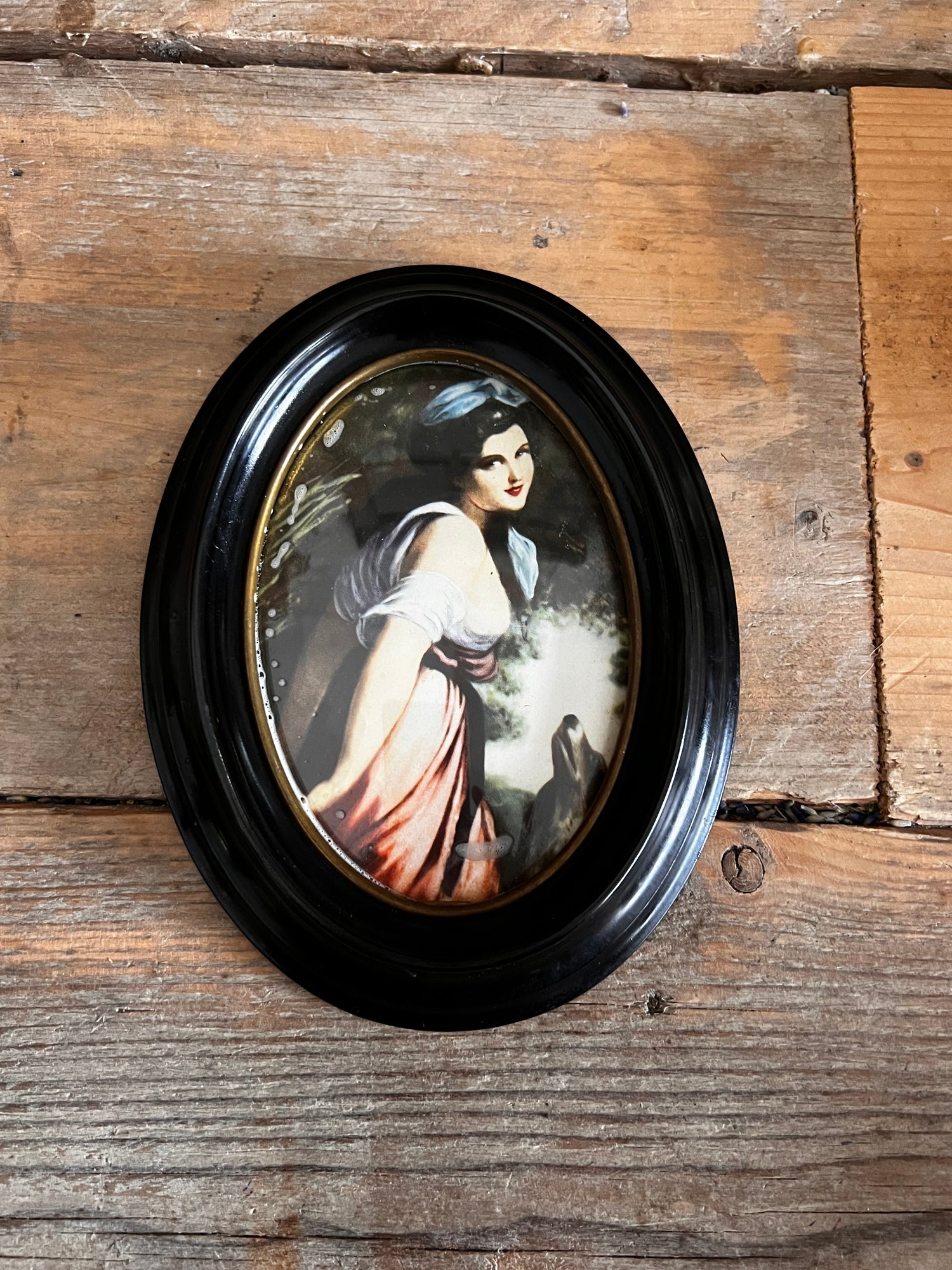 Ovaal lijstje zwarte omlijsting portret dame