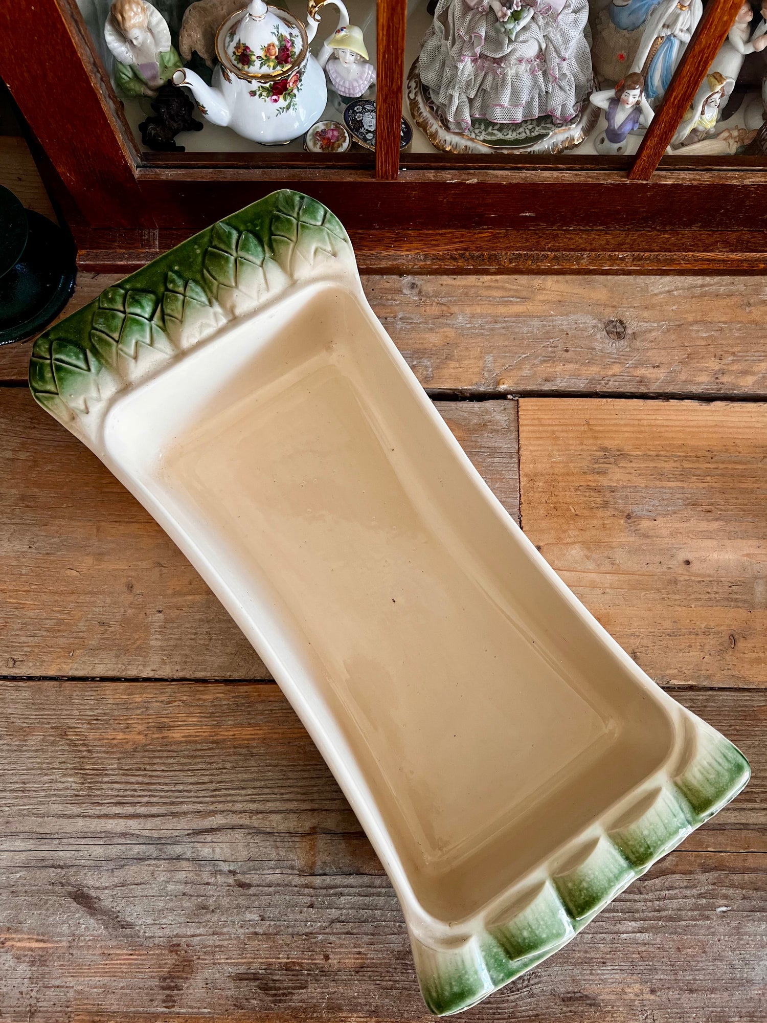Bretonse Majolica asperschaal, Bretagne Céramique Industrie, zware keramiek schaal, handgemaakte keramiek, Franse keramiek, Majolica keramiek, decoratieve schaal, duurzame keramiek, ambachtelijke keramiek.