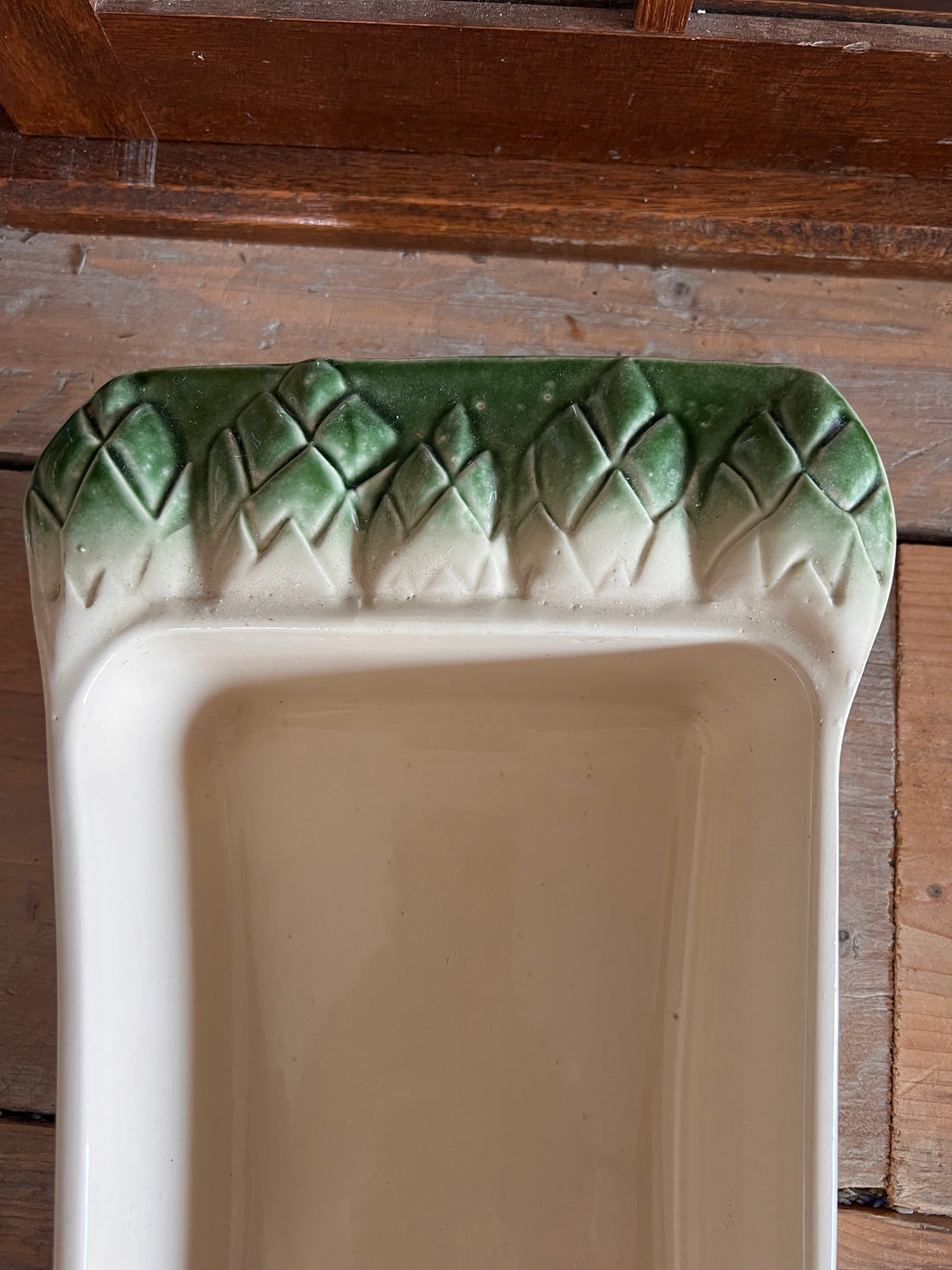 Bretonse Majolica asperschaal, Bretagne Céramique Industrie, zware keramiek schaal, handgemaakte keramiek, Franse keramiek, Majolica keramiek, decoratieve schaal, duurzame keramiek, ambachtelijke keramiek.