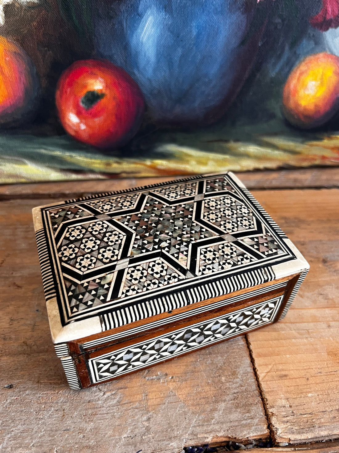 vintage opbergdoosje, parelmoer inleg, rood fluwelen binnenkant, sieradendoosje vintage, decoratief opbergdoosje, stermotief doosje, luxe opbergdoosje, vintage cadeauidee, sieradenbewaarbox, parelmoer doosje