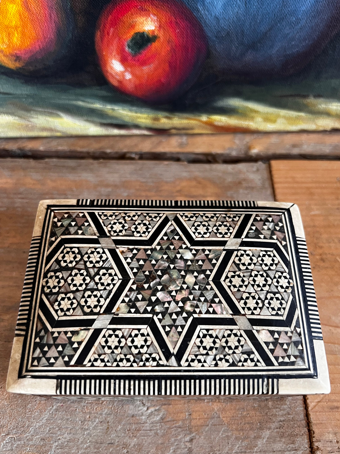 vintage opbergdoosje, parelmoer inleg, rood fluwelen binnenkant, sieradendoosje vintage, decoratief opbergdoosje, stermotief doosje, luxe opbergdoosje, vintage cadeauidee, sieradenbewaarbox, parelmoer doosje