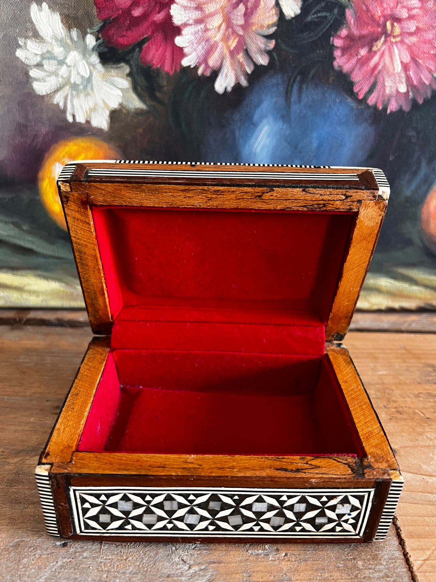 vintage opbergdoosje, parelmoer inleg, rood fluwelen binnenkant, sieradendoosje vintage, decoratief opbergdoosje, stermotief doosje, luxe opbergdoosje, vintage cadeauidee, sieradenbewaarbox, parelmoer doosje