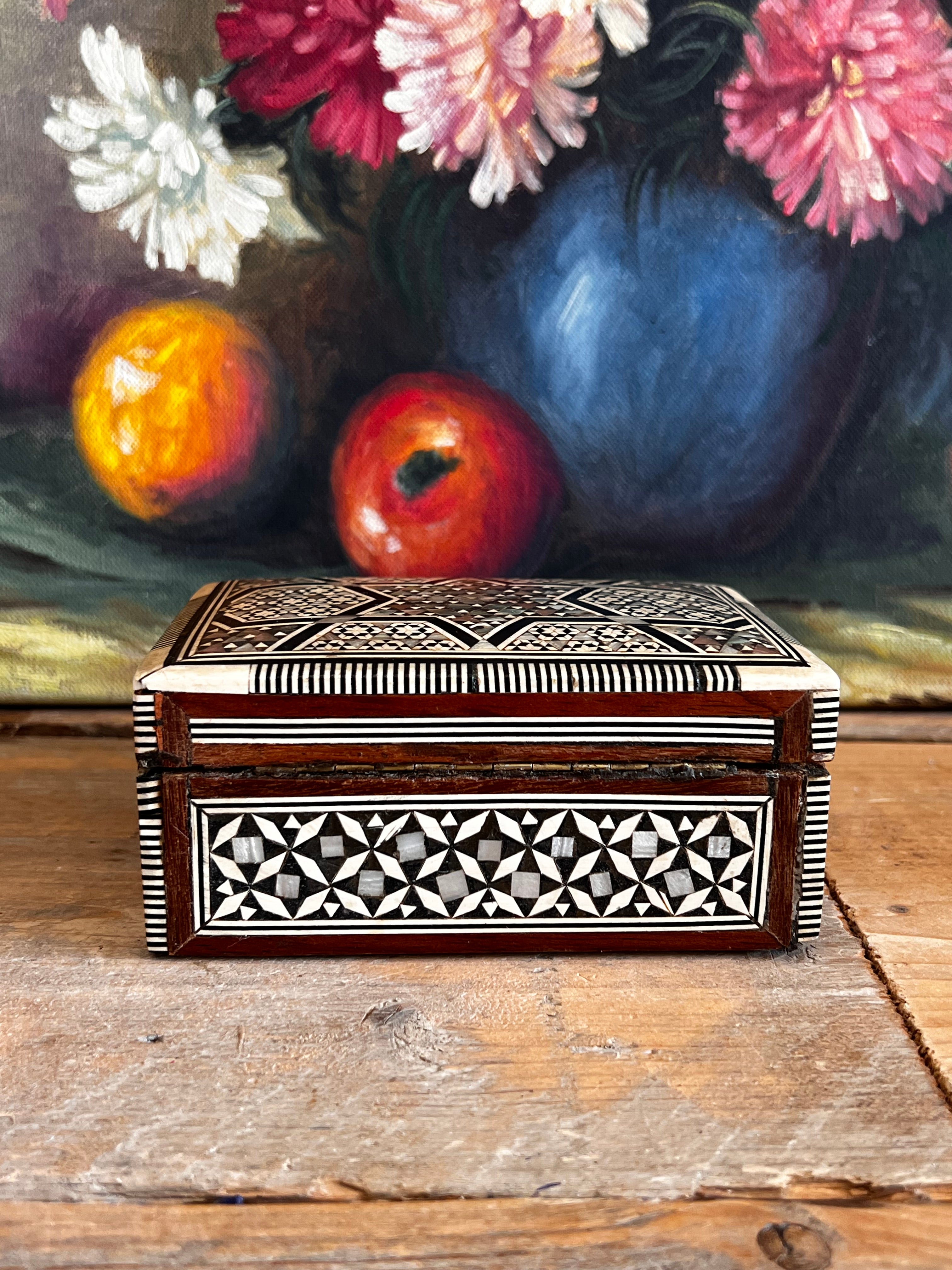 vintage opbergdoosje, parelmoer inleg, rood fluwelen binnenkant, sieradendoosje vintage, decoratief opbergdoosje, stermotief doosje, luxe opbergdoosje, vintage cadeauidee, sieradenbewaarbox, parelmoer doosje