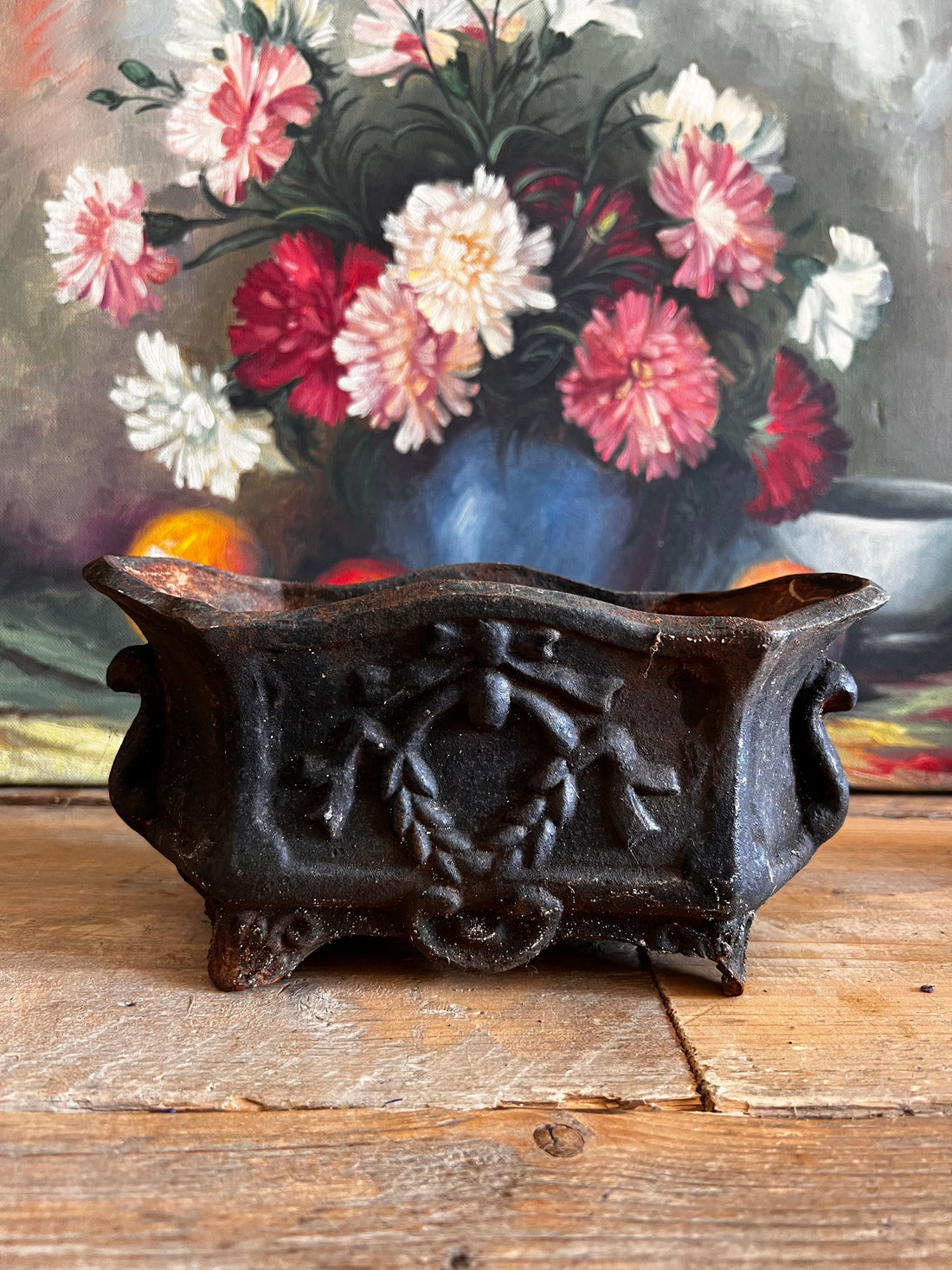 antieke Franse jardinière, gietijzeren plantenbak, vintage tuinornament, Franse gietijzeren jardinière, klassieke tuindecoratie, antiek gietijzer, tuinbak buiten, plantenbak gietijzer, decoratieve jardinière, Franse vintage tuinaccessoires